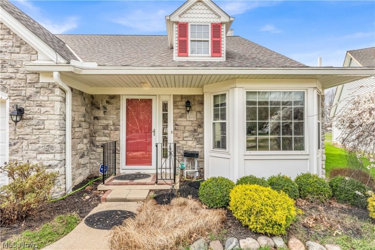 16090 Yarmouth Oval, Middleburg Heights, OH - Photo 3