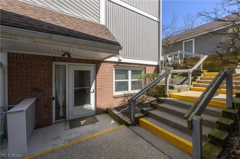 243 Portage Lakes Drive #E, Akron, OH, 44319