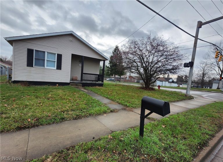 3002 Harmont Avenue, Canton, OH - Photo 2