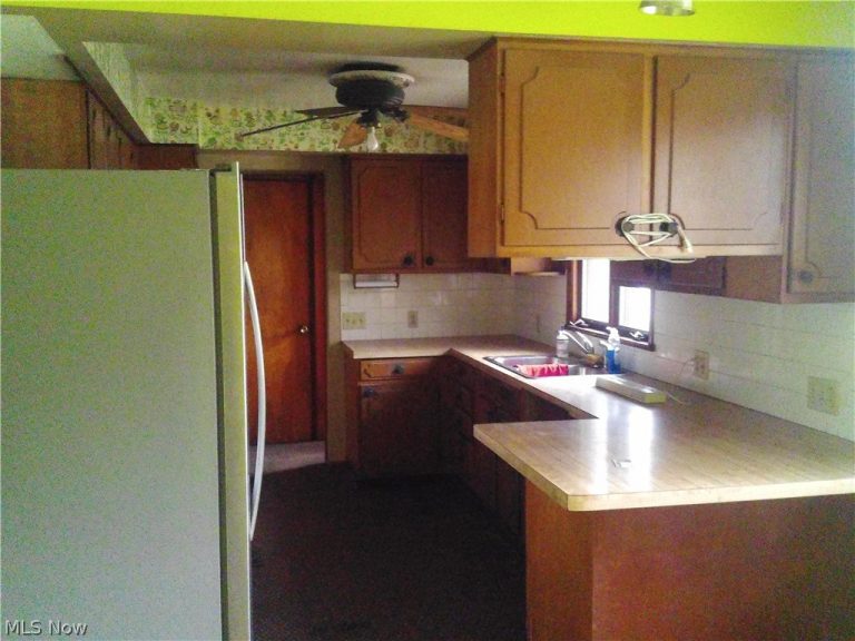 370 North Drive, Lorain, OH - Photo 8