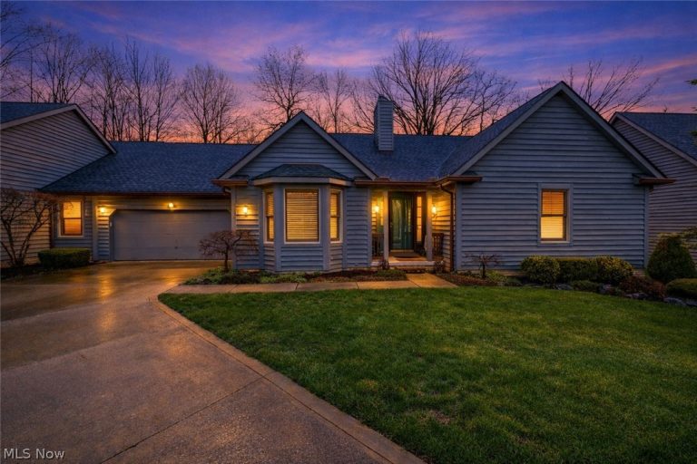 9083 Woodcrest Drive, Brecksville, OH - Photo 2