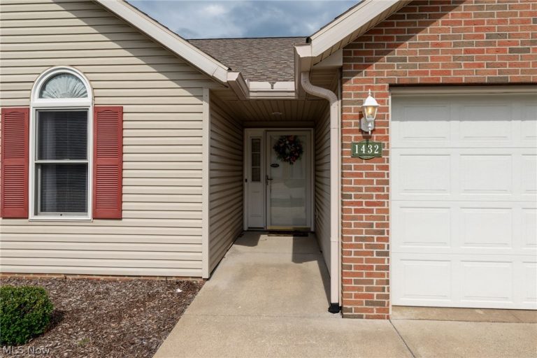 1432 Waters Edge Drive, Akron, OH - Photo 2