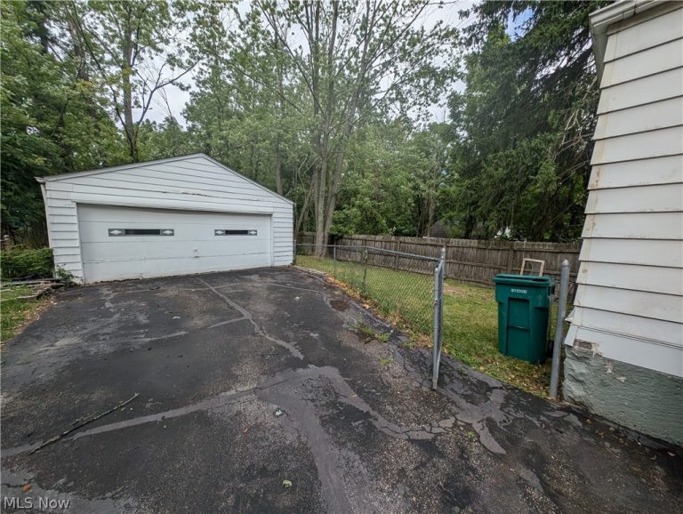 16029 Friend Avenue, Maple Heights, OH - Photo 3
