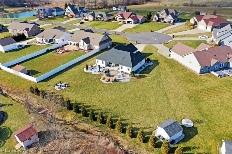 4885 Treeline Trail, New Middletown, OH - Photo 5