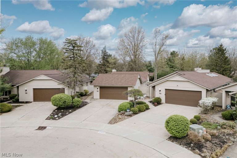 22156 Meadowsouth Court, Strongsville, OH - Photo 2