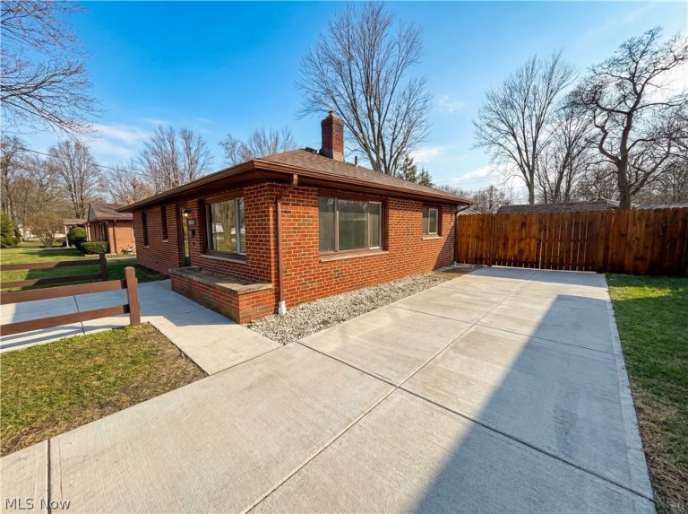 4506 Silverdale Road, North Olmsted, OH - Photo 8
