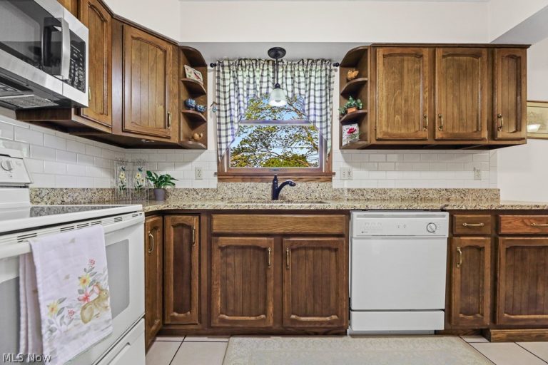 14281 Wade Drive, Hartville, OH - Photo 3