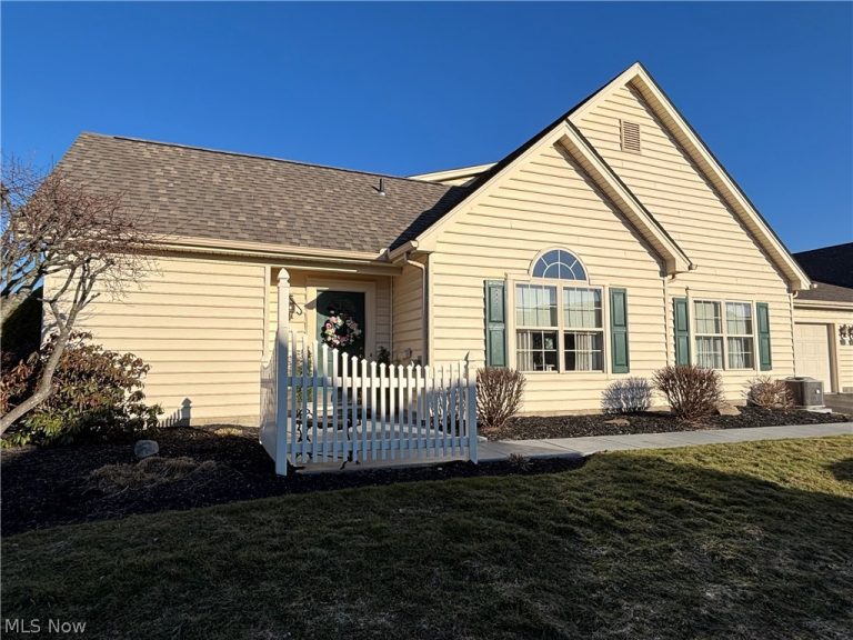 147 Village Court, Columbiana, OH - Photo 2
