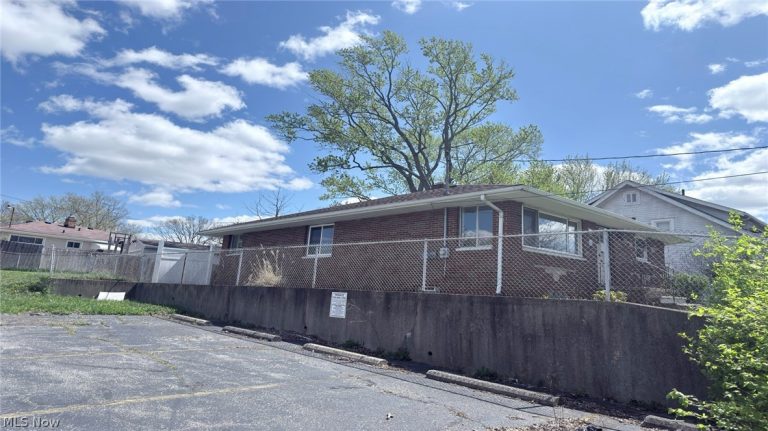 785 Brittain Road, Akron, OH - Photo 2