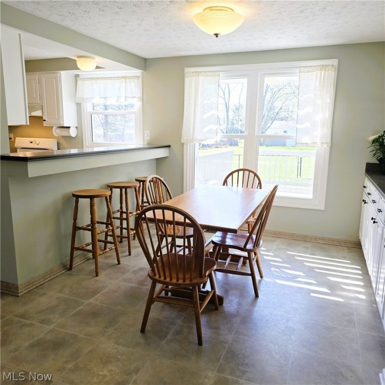 9898 Lakeview Circle, Strongsville, OH - Photo 6