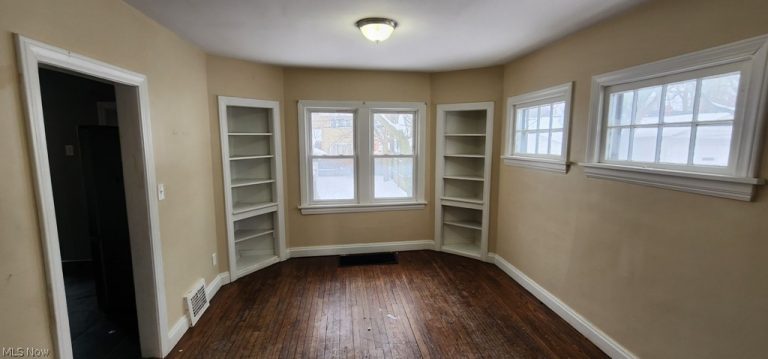 3599 Grosvenor Road, Cleveland Heights, OH - Photo 2