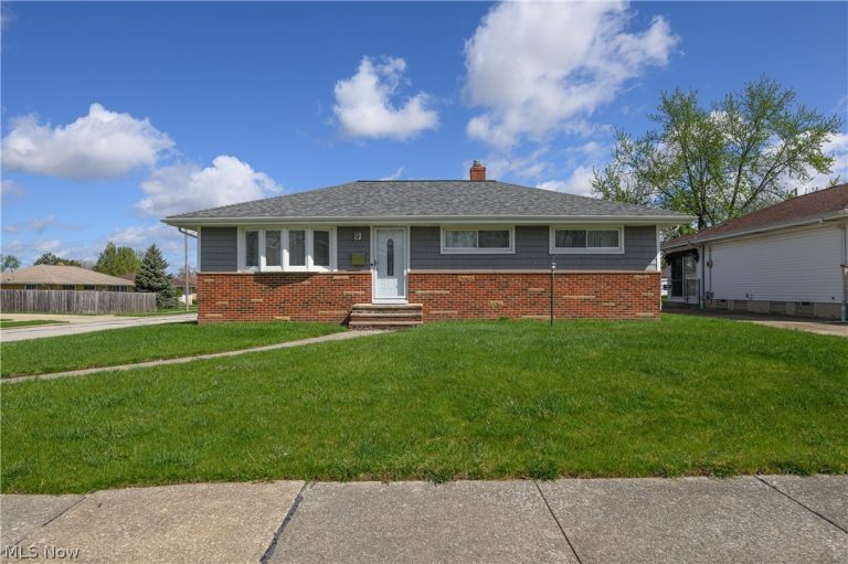 9596 Reichert Road, Parma, OH - Photo 2
