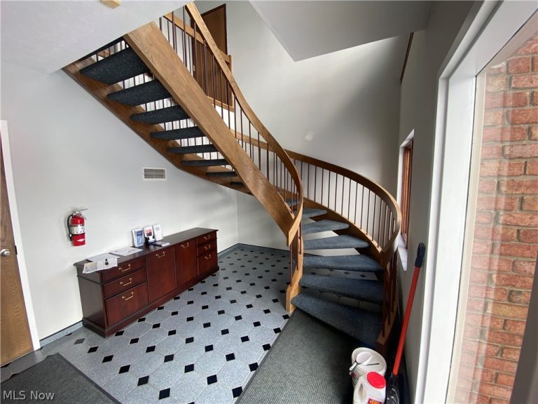 320 Orchardview Road, Seven Hills, OH - Photo 2