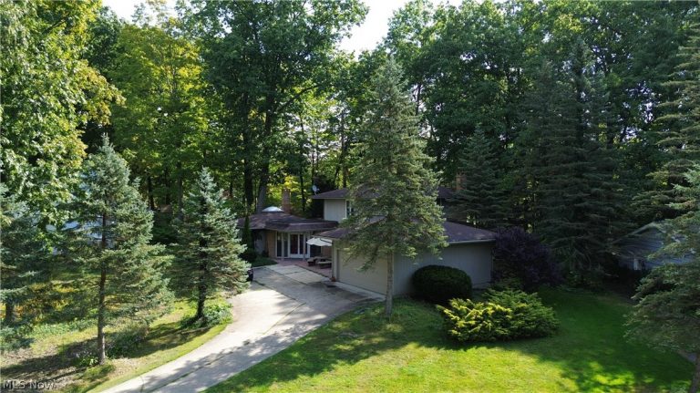 17571 Merry Oaks Trail, Chagrin Falls, OH, 44023