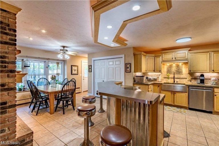 8803 Evergreen Drive, Mentor, OH - Photo 2