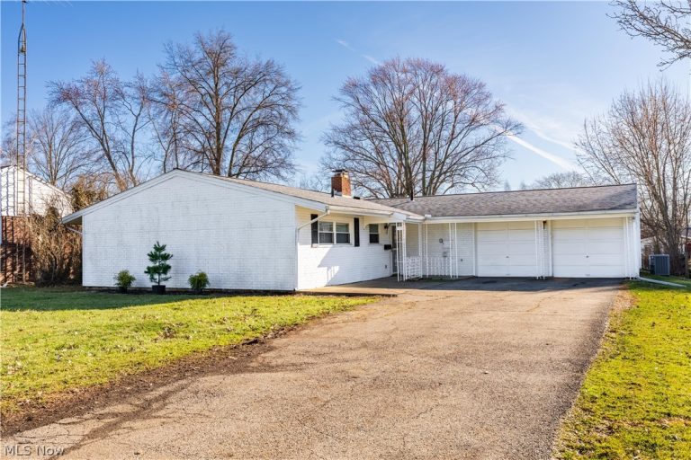 1718 Fernwood Boulevard, Alliance, OH - Photo 2