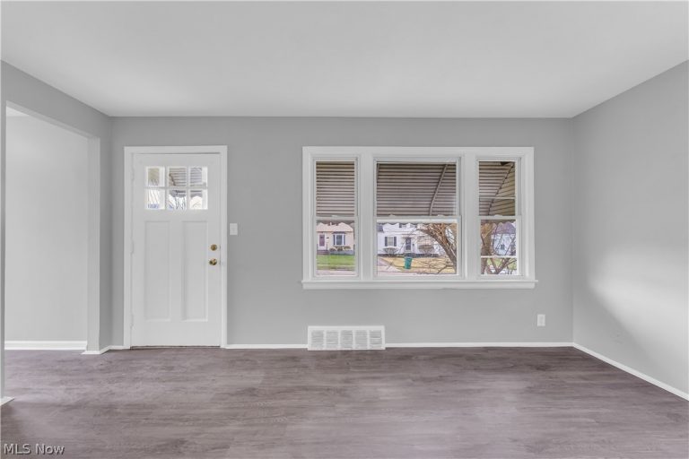 19703 Fairway Avenue, Maple Heights, OH - Photo 3