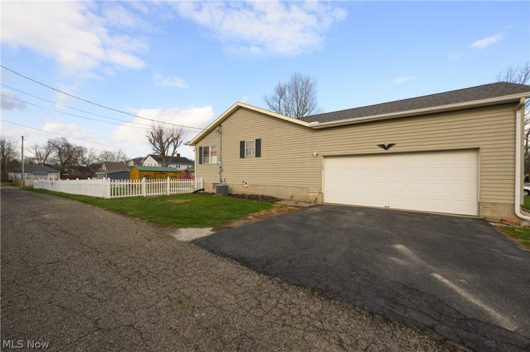 223 9th Street, Uhrichsville, OH - Photo 4