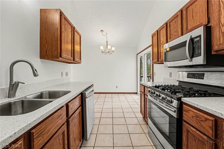 9505 Green Valley Drive, Mentor, OH - Photo 4