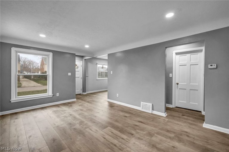 3202 Parklane Drive, Parma, OH - Photo 4