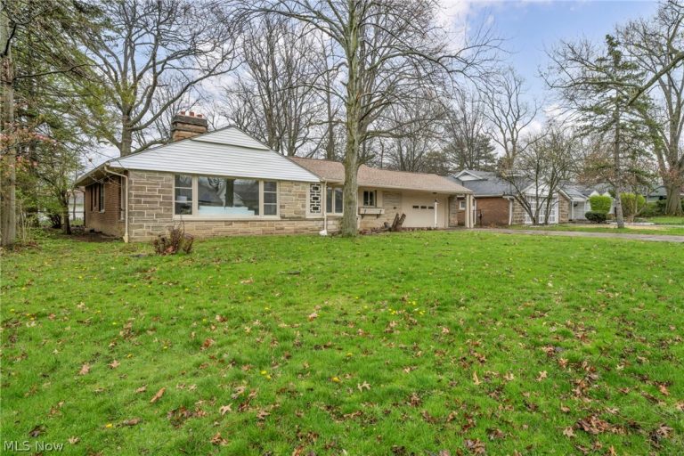 1081 Carver Road, Cleveland Heights, OH - Photo 3