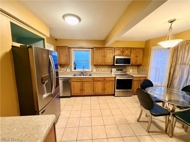 5212 105 Street, Garfield Heights, OH - Photo 2