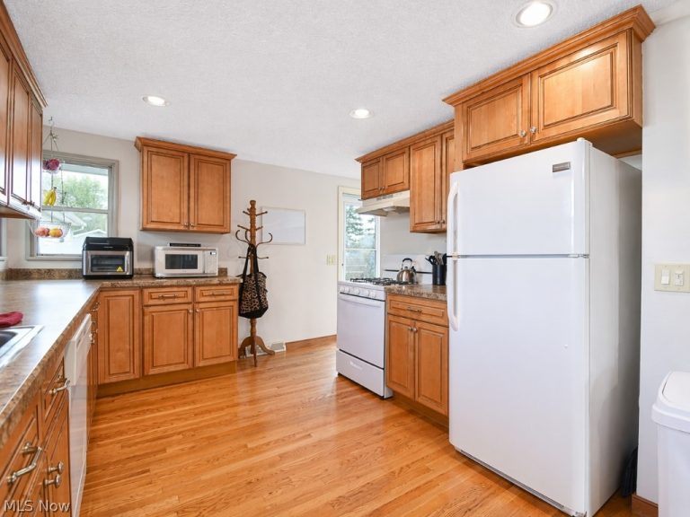 307 Hilltop Drive, Chardon, OH - Photo 5