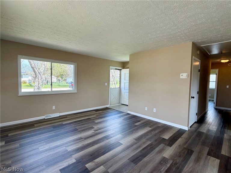 496 Crickett Road, Chardon, OH - Photo 5