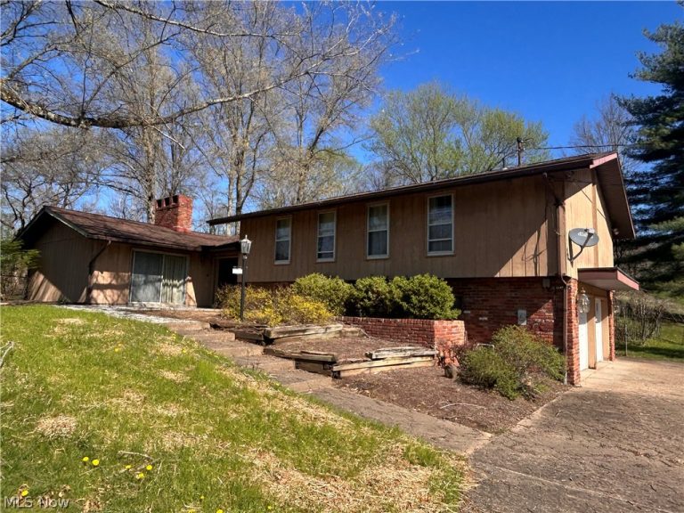 105 Colegate Woods Drive, Marietta, OH, 45750