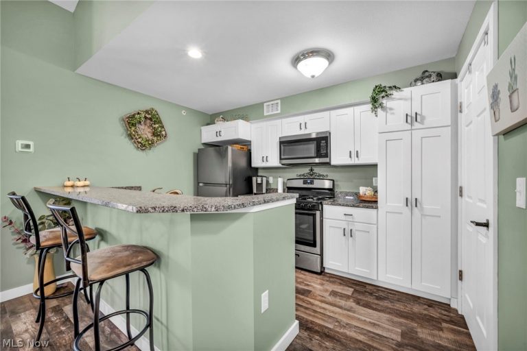 23002 Chandlers Lane, Olmsted Falls, OH - Photo 6