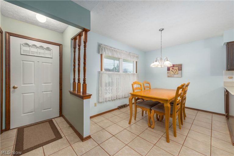 380 Orchardview Road, Seven Hills, OH - Photo 6