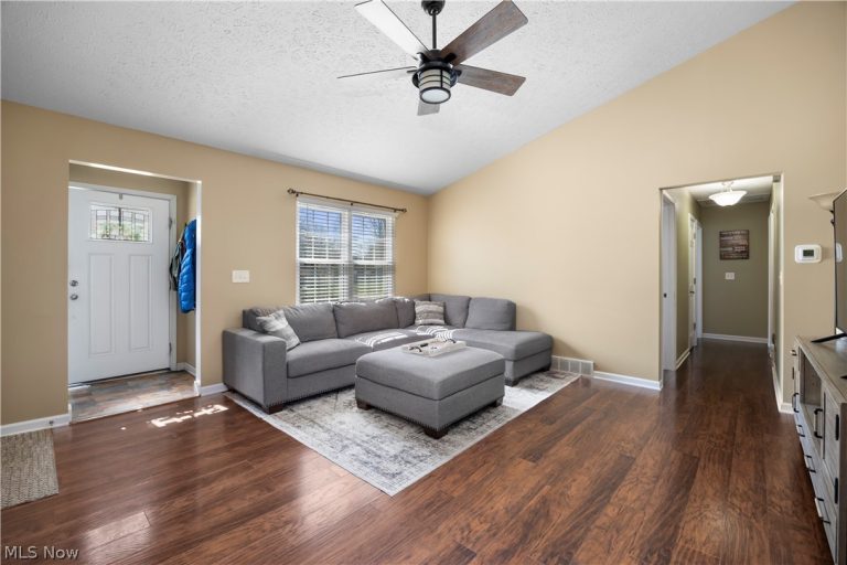 37502 Doovys Street, Avon, OH - Photo 4