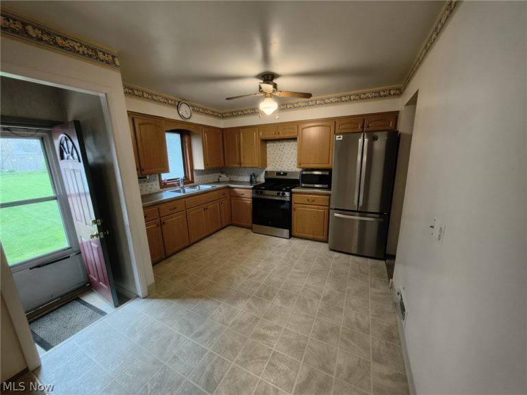 11531 Barrington Boulevard, Parma Heights, OH - Photo 5