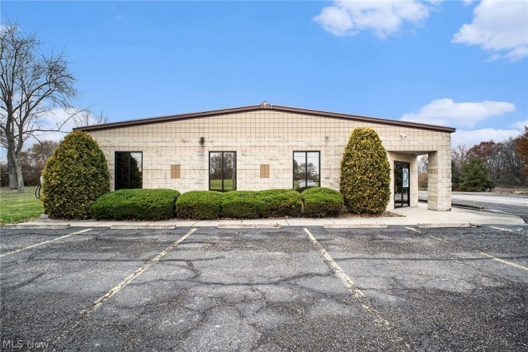 1598 Motor Inn Drive, Girard, OH - Photo 2