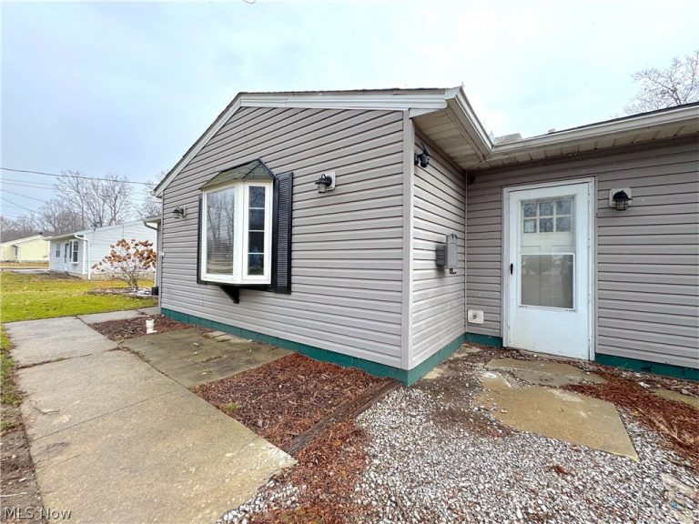 18066 Hillcrest Drive, Lake Milton, OH - Photo 3