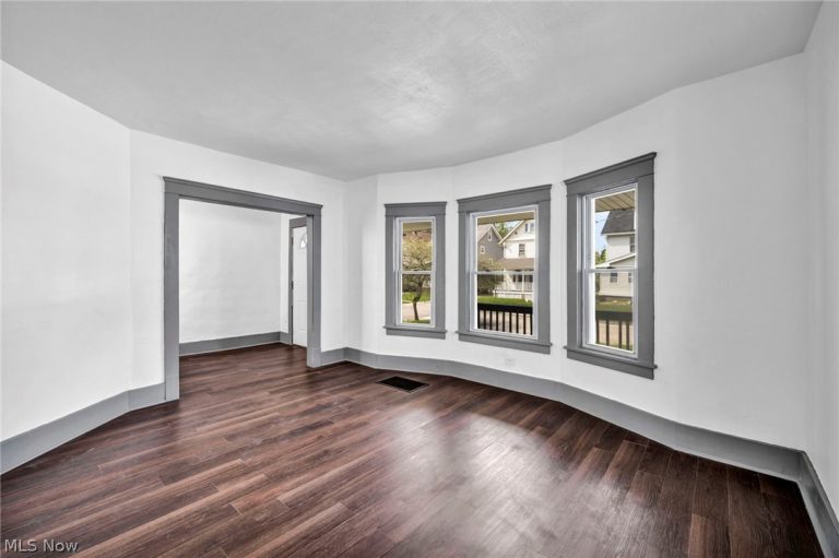 13500 Eaglesmere Avenue, Cleveland, OH - Photo 8