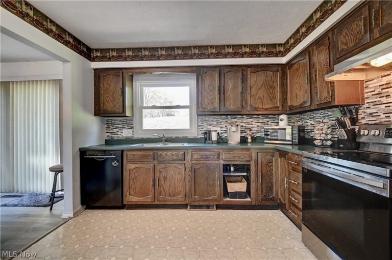592 Hilan Avenue, New Philadelphia, OH - Photo 8