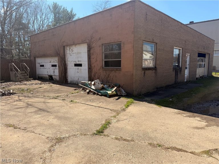 212 Trenton Avenue, Uhrichsville, OH - Photo 2