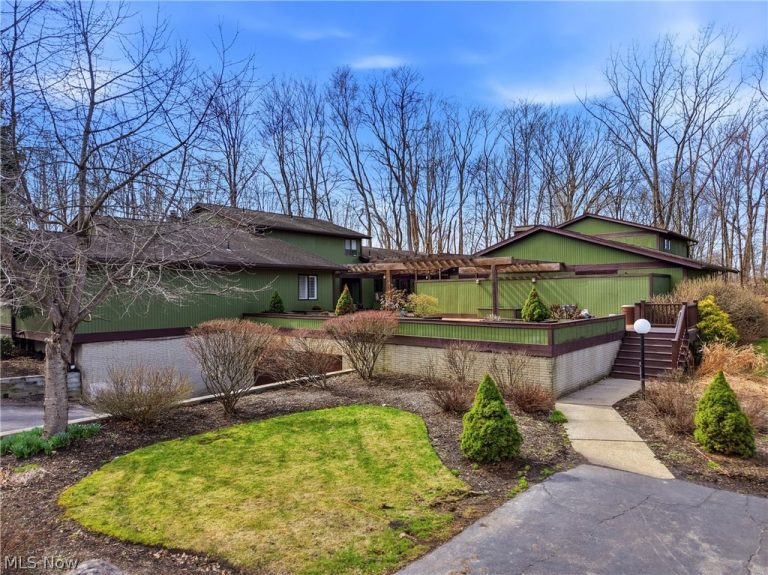 17650 Walnut Trail, Chagrin Falls, OH, 44023