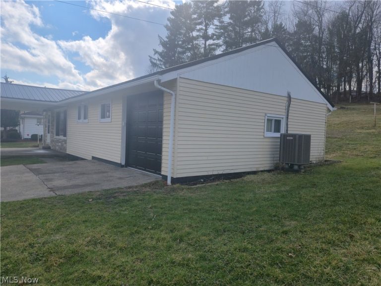 71598 Sunny Acres Drive, Martins Ferry, OH - Photo 2