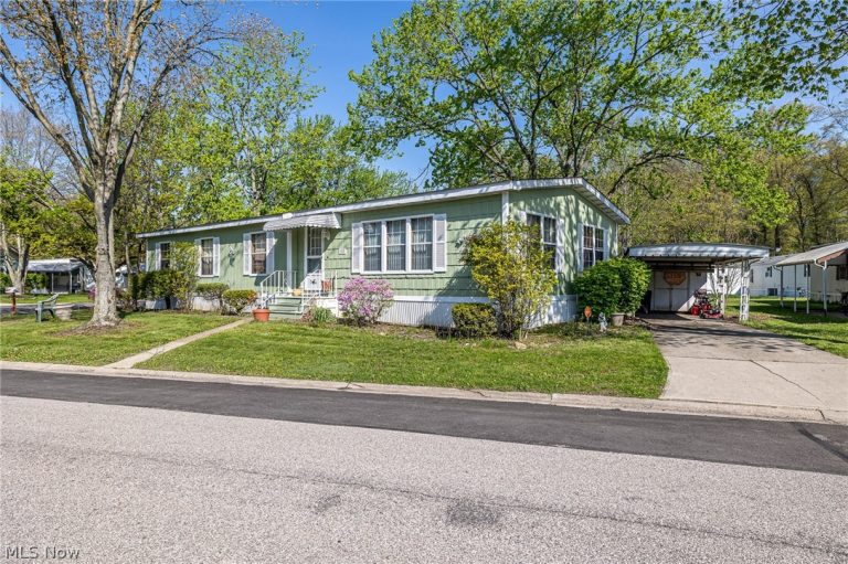 16 Grand Boulevard, Olmsted Twp, OH, 44138