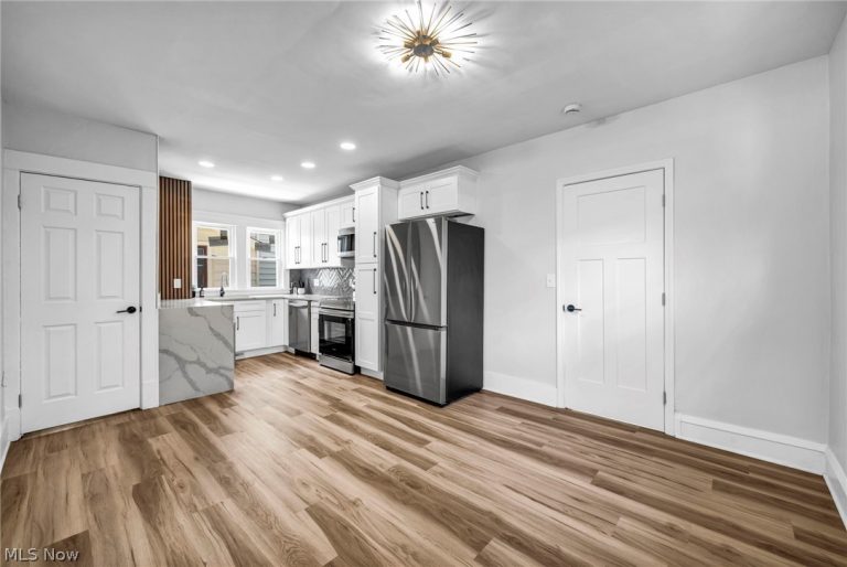 17414 Cannon Avenue, Lakewood, OH - Photo 8