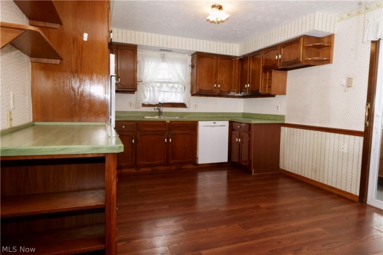 693 Idlewood Avenue, Sheffield Lake, OH - Photo 3
