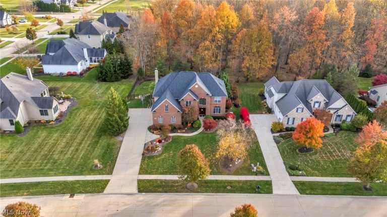32811 Saint James Trail, Avon, OH - Photo 4