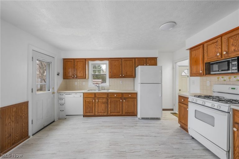 1167 Hilltop Drive, Akron, OH - Photo 8