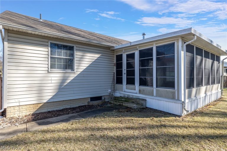 1260 Meadowview Lane, Amherst, OH - Photo 4