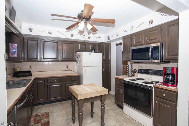 3490 Warwick Court, Canfield, OH - Photo 8