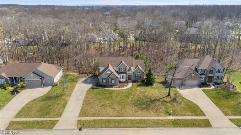 4863 Deer Run Drive, Lorain, OH - Photo 3