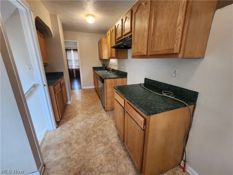 1517 Larchmont Road, Cleveland, OH - Photo 3