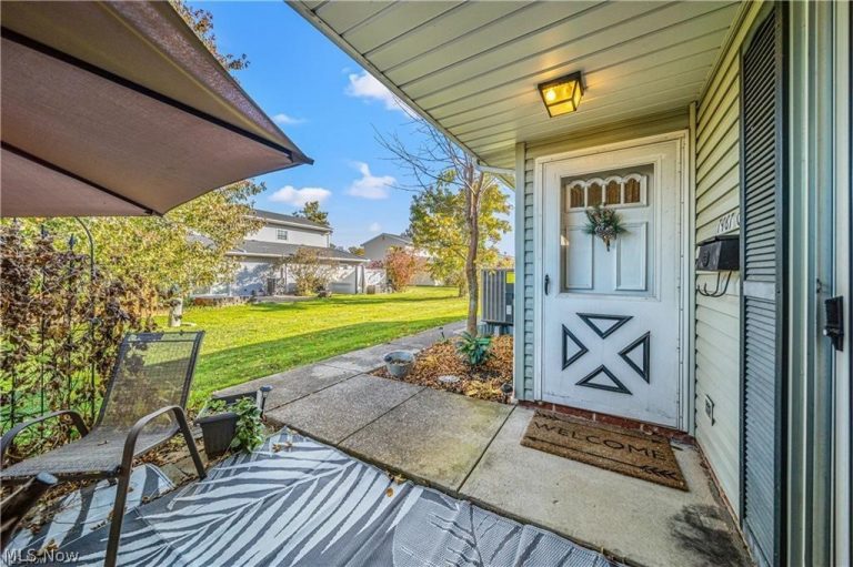 7987 Carriage Circle, Mentor, OH - Photo 3